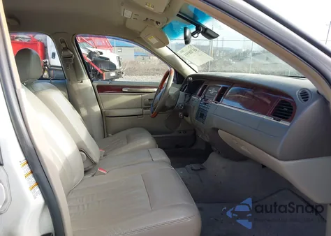 2003 Lincoln Town Car Signature z USA, uszkodzony, nr VIN 1LNHM82W23Y675356